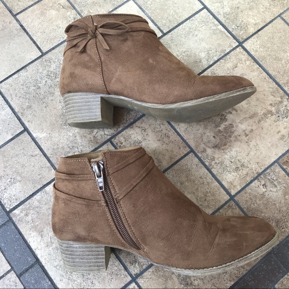 Old Navy Tan Suede-like Low Boots with Bow - Picture 5 of 12